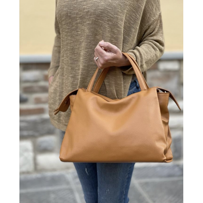 Women holoding leather handbag 